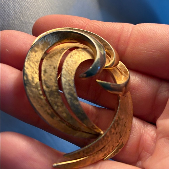 Vintage Crown Trifari swirl brooch pin in goldtone collectible designer jewelry - Picture 7 of 11